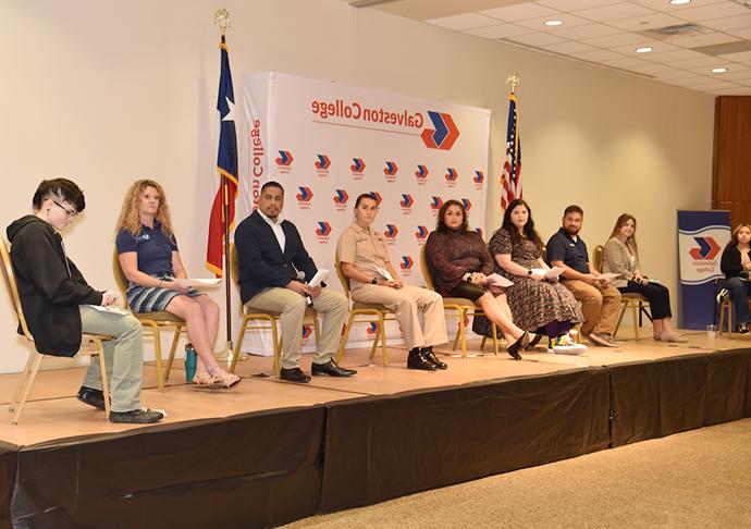 七名小组成员与主持人坐在一个舞台上讨论STEM职业.
